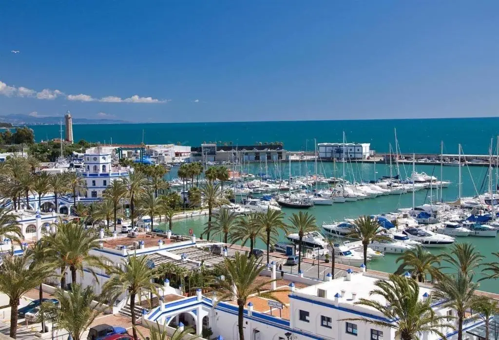 Jachthaven van Estepona met boten, restaurants en mediterrane sfeer, dichtbij Capri Estepona.